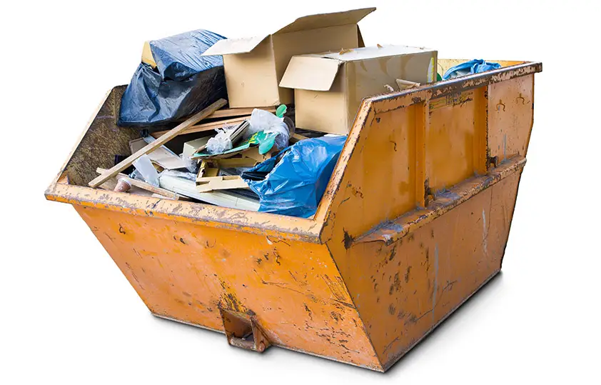 Ein orangefarbener Container voller Müll und gerümpel