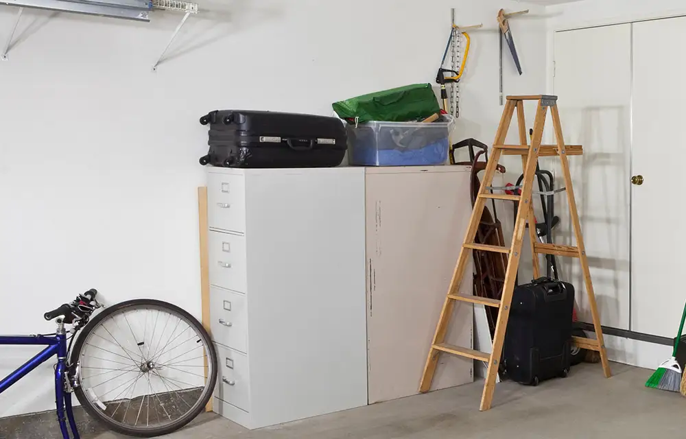 Gerümpel in Garage wartet auf Entrümpelung