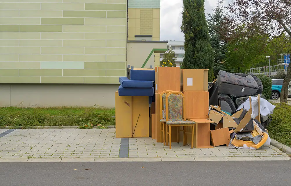 Möbel stehen bereit zur Abholung