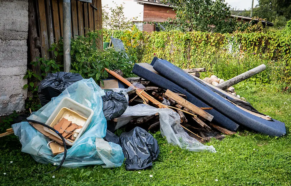 Gerümpel liegt in einem Garten